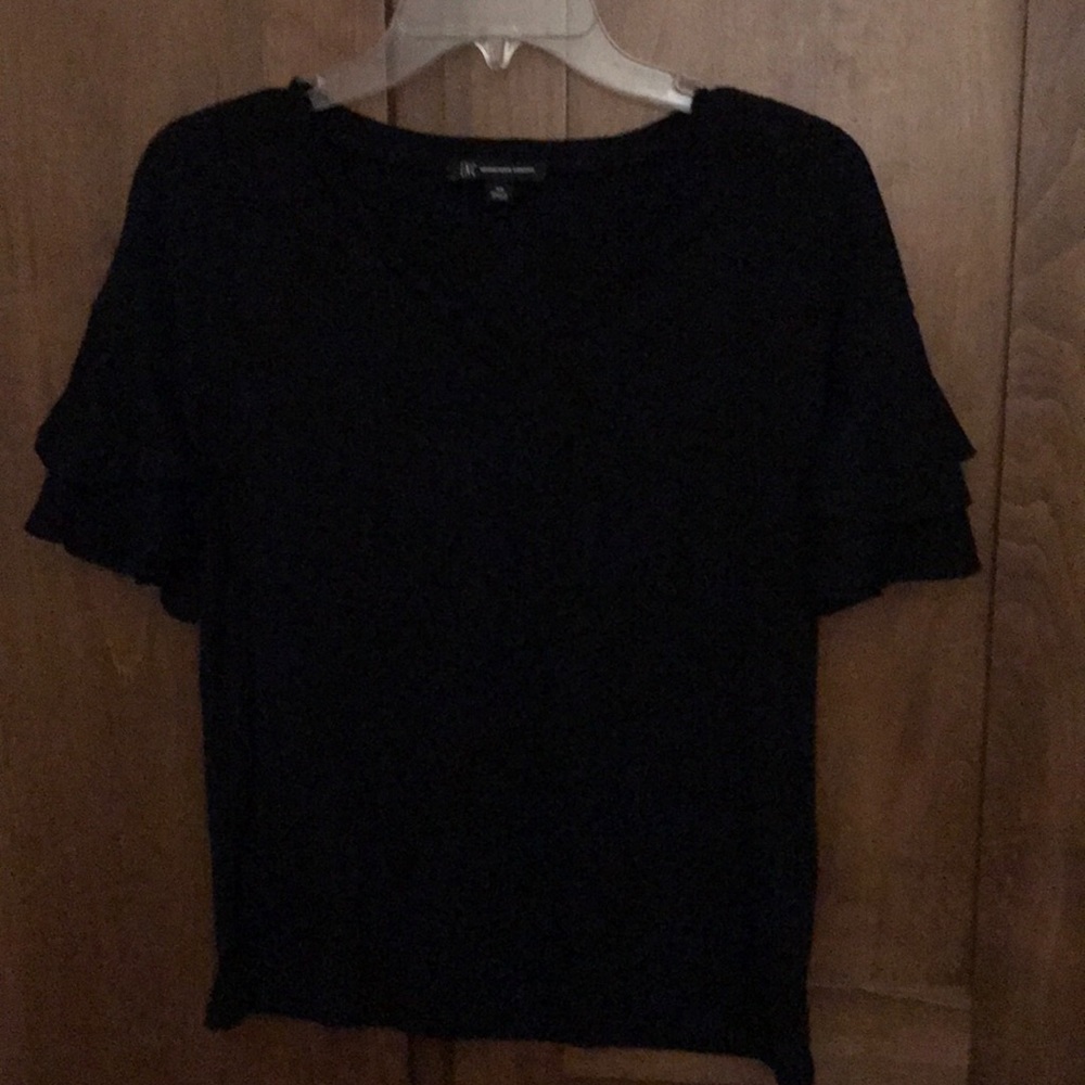 Black short sleeve sweater.